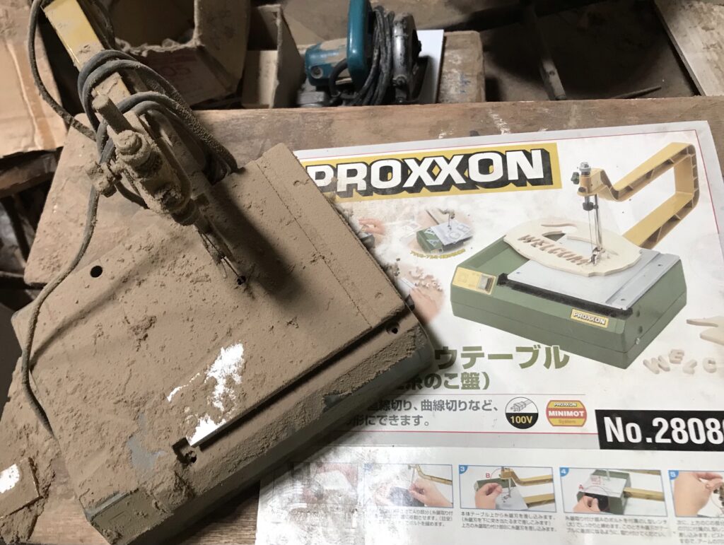 PROXXONコッピングソーテーブル卓上糸鋸盤no. 28086‐kでミニチュアDIY 